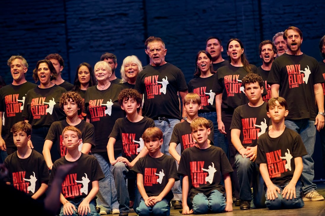 Laport, en medio del elenco de Billy Elliot. Entre artistas y técnicos, la obra emplea alrededor de 200 personas (Crédito: Mel Ercoli @notyourshow.arg)