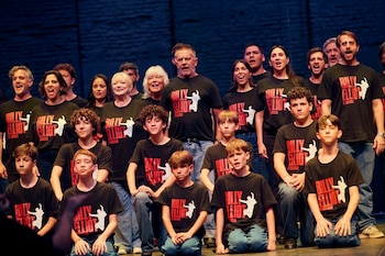Laport, en medio del elenco de Billy Elliot. Entre artistas y técnicos, la obra emplea alrededor de 200 personas (Crédito: Mel Ercoli @notyourshow.arg)