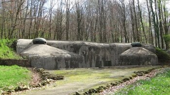 Galerías subterráneas, búnkeres y 700