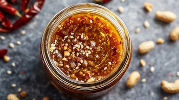 Incorporar almendras en la salsa