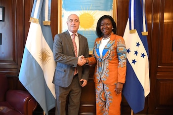 El encuentro se desarrolló en el Senado de la Nación Argentina. Johana Bermúdez y Bartolomé Abdala durante el diálogo institucional. (Foto: X)