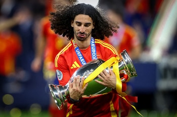 Marc Cucurella con la Eurocopa de 2024. (REUTERS/Lisi Niesner)