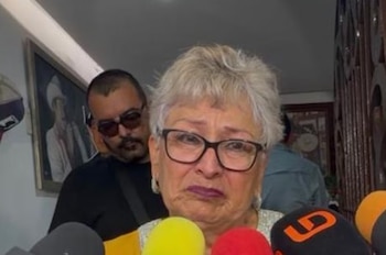 El homenaje familiar reunió a Camila Valencia, madre de Valentín Elizalde, en la cripta donde reposan los restos del cantante y su padre (Archivo)