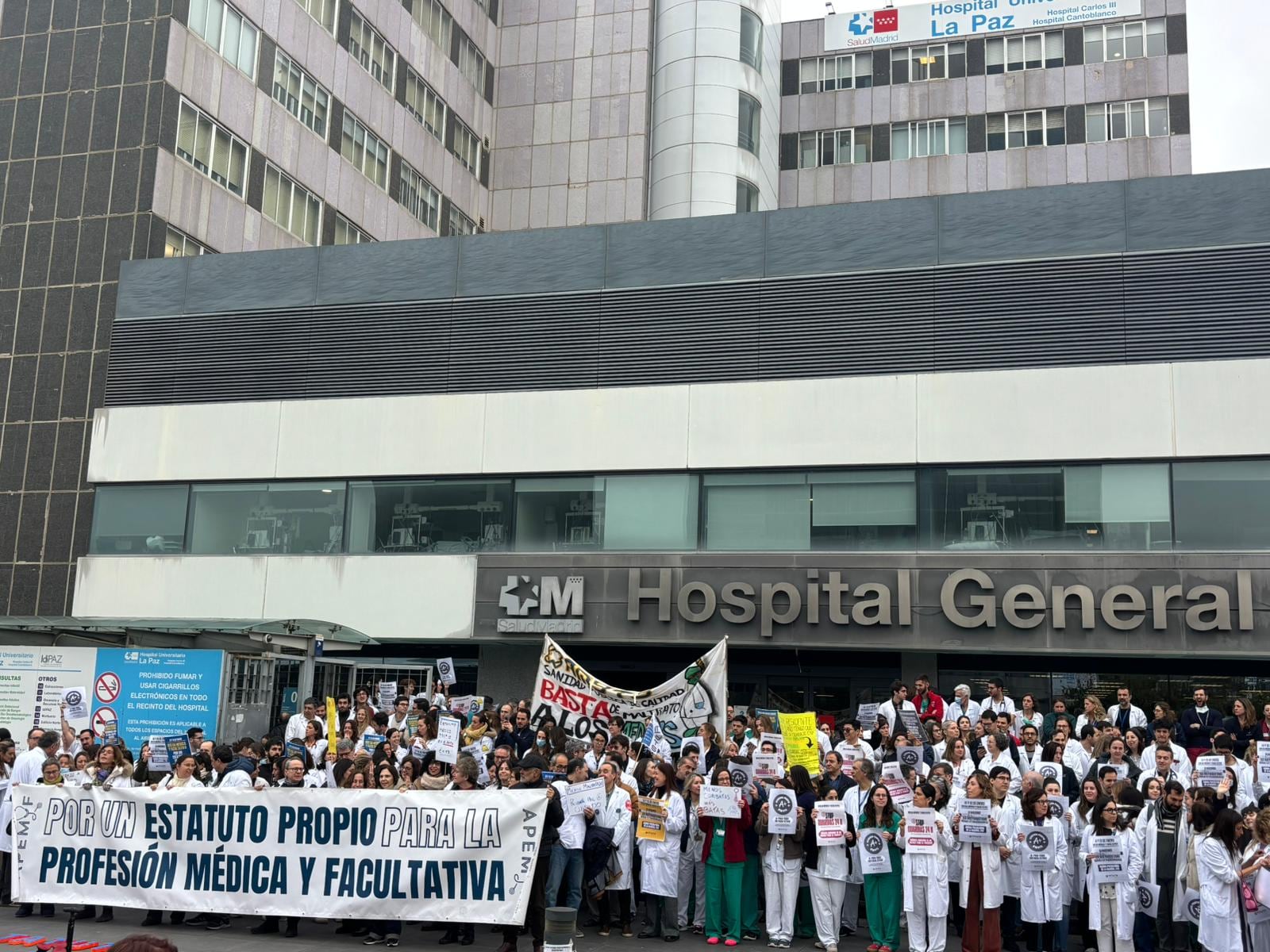 Concentración del sindicato Amyts frente al Hospital de La Paz. (Amyts)