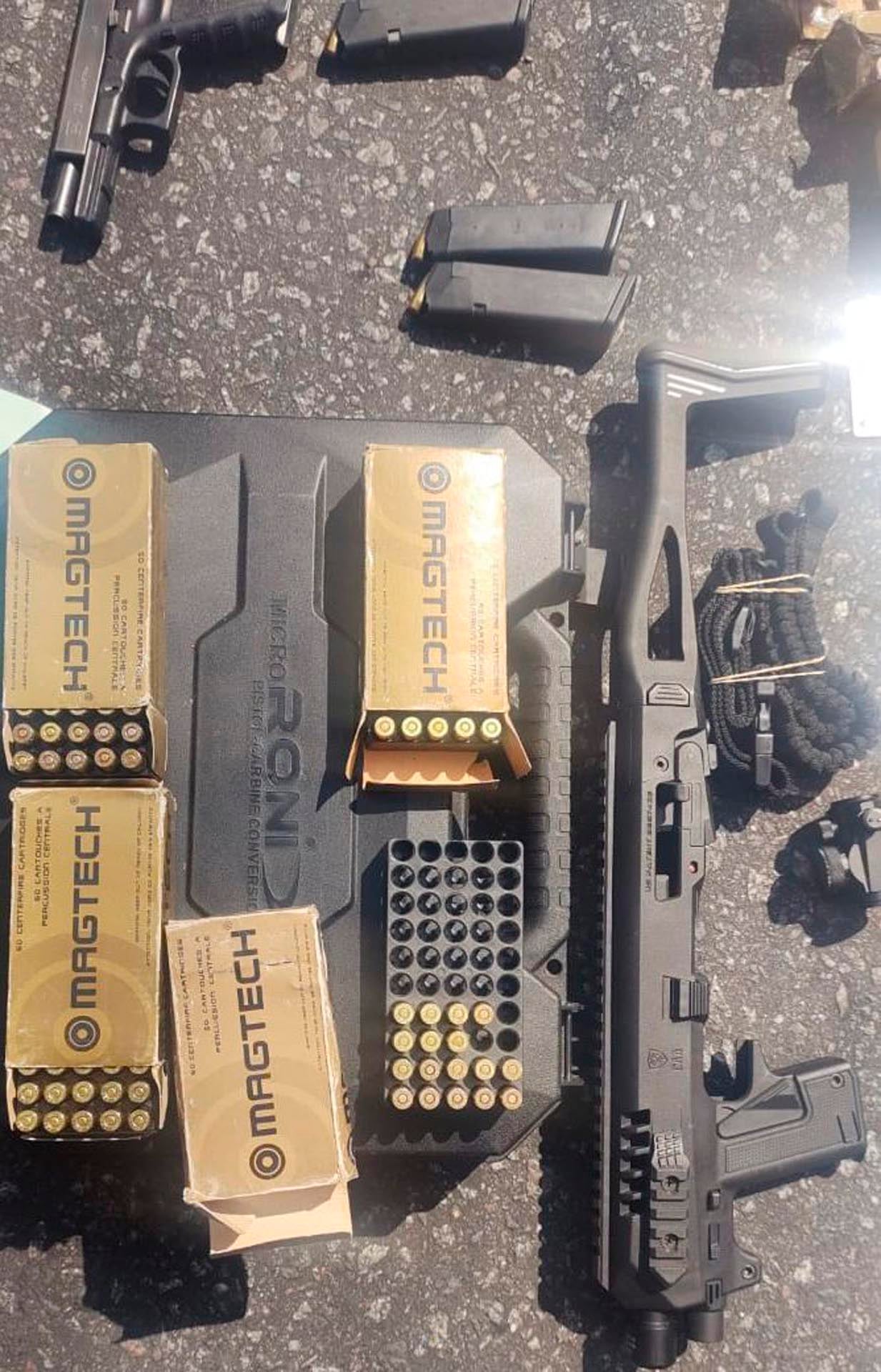 El operativo permitió el hallazgo de armas, municiones y documentación presuntamente falsa en un Toyota Yaris interceptado.