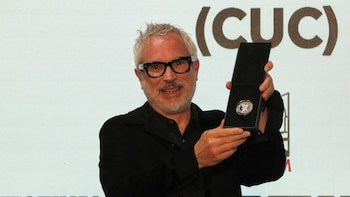 Alfonso Cuarón es condecorado con la Medalla Filmoteca UNAM y celebra con un goya