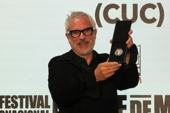 El cineasta mexicano Alfonso Cuarón posa con la medalla otorgada por la Filmoteca de la Universidad Nacional Autónoma de México —en reconocimiento a sus contribuciones al cine— durante el Festival de Cine de Morelia, en Morelia, México, el martes 20 de octubre de 2026. (Foto AP/Berenice Bautista)