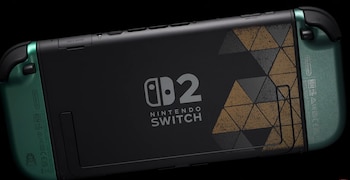 Parte trasera de una consola negra con el logotipo de Nintendo Switch 2, mandos verdes y un diseño de triángulos en tonos dorados