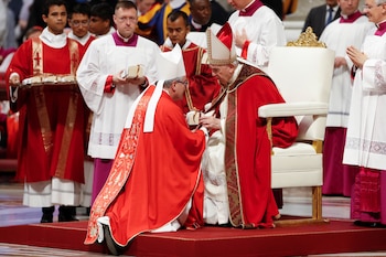 El papa Francisco entrega el