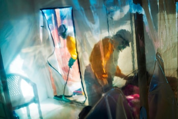 Trabajadores de la salud asisten a una víctima de ébola en Beni, Congo, el 13 de julio del 2019. (AP foto/Jerome Delay)