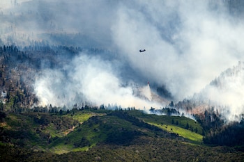 Utah y Colorado restringieron fuegos artificiales y actividades recreativas, mientras las autoridades piden seguir las órdenes de evacuación y preparar kits de emergencia. (AP Foto/Noah Berger)