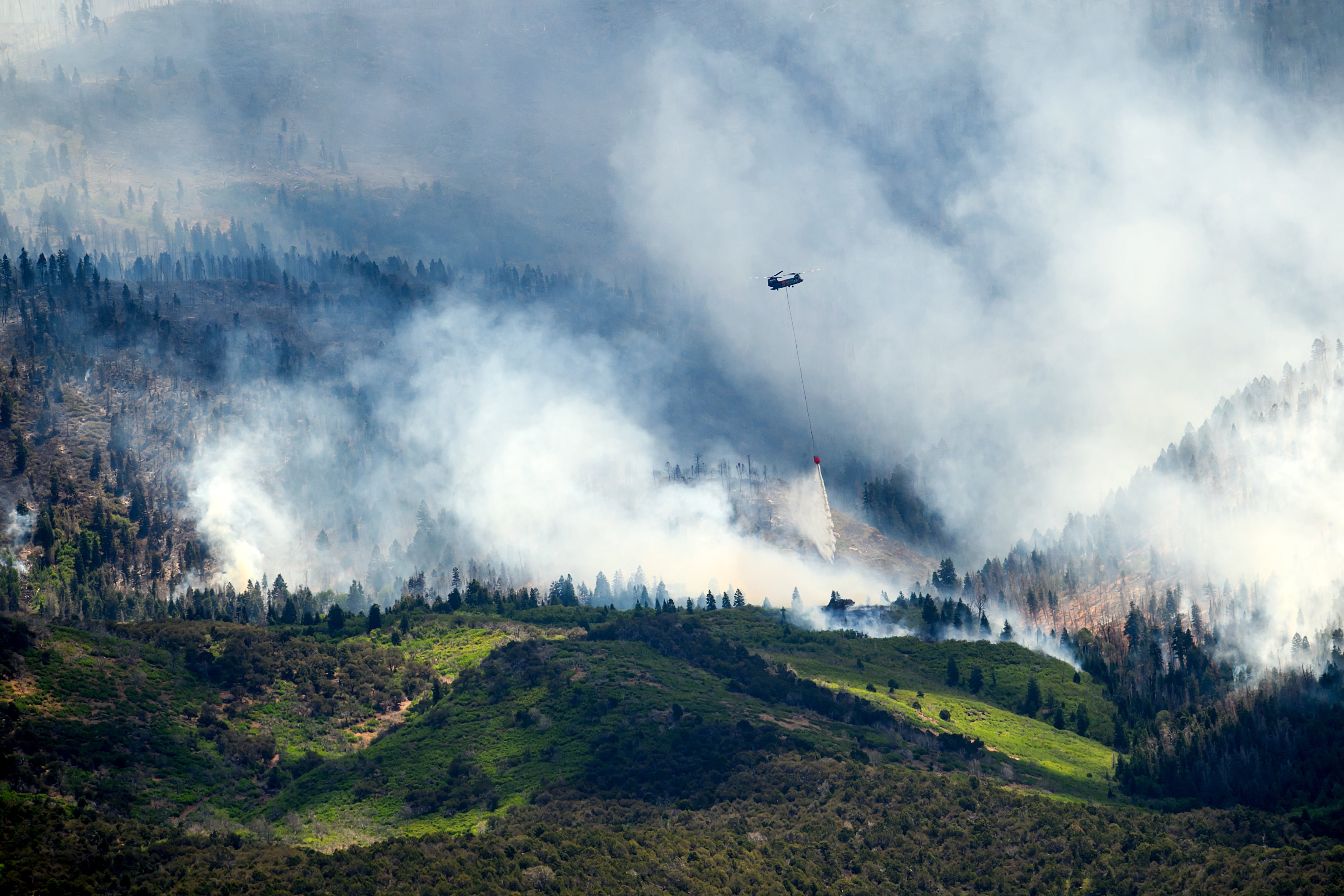 Utah y Colorado restringieron fuegos artificiales y actividades recreativas, mientras las autoridades piden seguir las órdenes de evacuación y preparar kits de emergencia. (AP Foto/Noah Berger)
