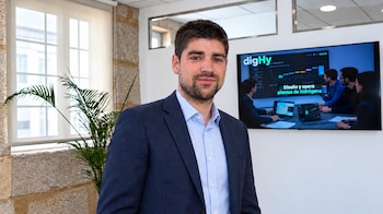 05/10/2026 Brais Armiño, consejero delegado y cofundador de digHy.
Enagás, a través de Enagás Emprende -su vehículo de Corporate Venture Capital-, ha entrado en el accionariado de la 'startup' tecnológica gallega digHy con el objetivo de acelerar el desarrollo de su software especializado en la localización, diseño, simulación y documentación técnica de plantas de hidrógeno renovable y sus derivados (amoniaco, metanol, e-metano o SAF).
ECONOMIA
DIGHY