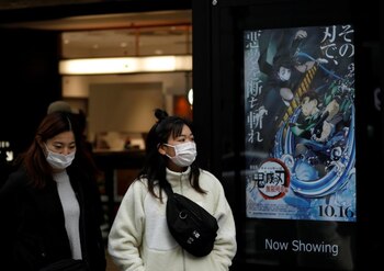 Mujeres usan máscaras protectoras en