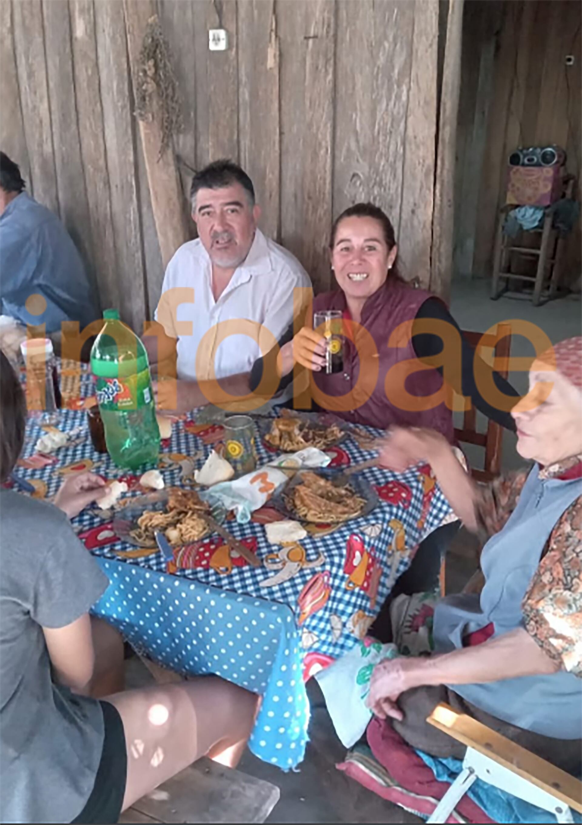 Carlos Pérez y María Victoria Caillava durante el almuerzo previo a la desaparición de Loan Peña