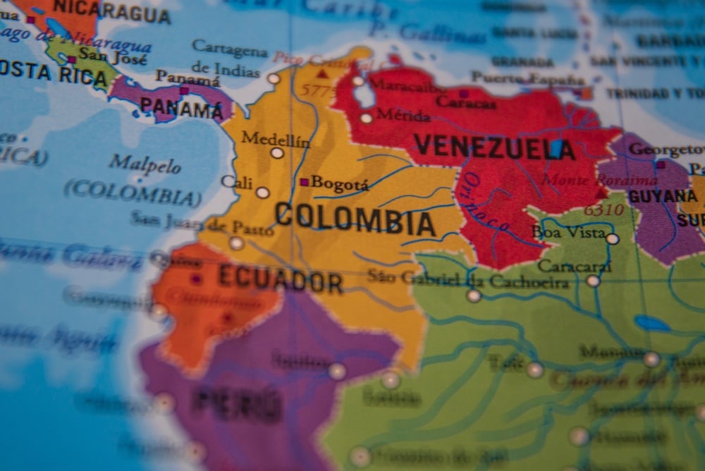 Comienzan a observarse cambios en los flujos comerciales, con importadores ecuatorianos evaluando proveedores alternativos en mercados como Brasil, México o China (Imagen: Shutterstock)