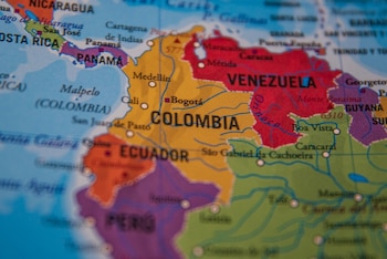 Comienzan a observarse cambios en los flujos comerciales, con importadores ecuatorianos evaluando proveedores alternativos en mercados como Brasil, México o China (Imagen: Shutterstock)