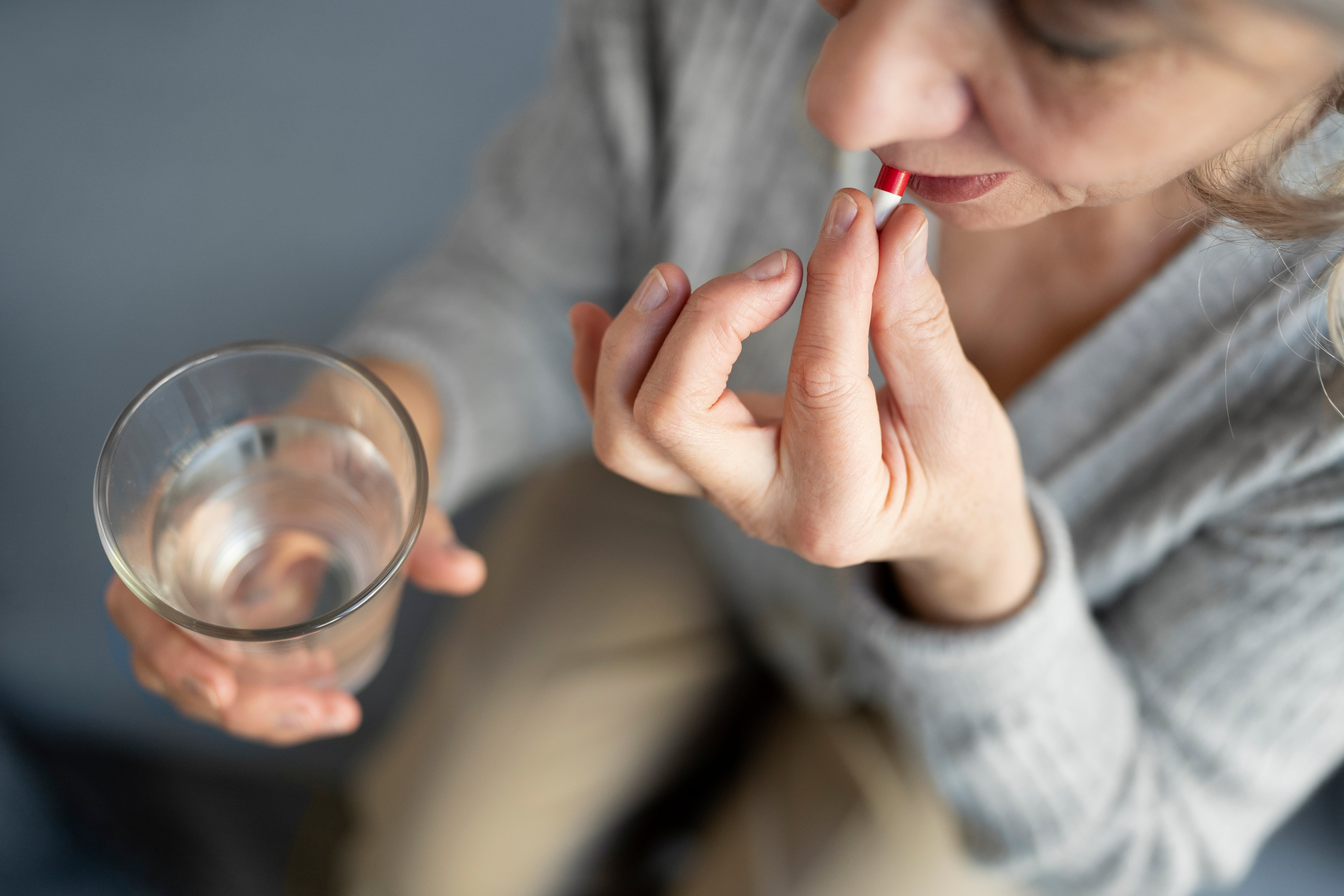 Una mujer se toma su medicación para controlar el colesterol (Magnific)