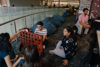 Estudiantes de la Universidad de Nueva York jugando en The Nest, un espacio del campus diseñado para fomentar la interacción (Shuran Huang para The Washington Post)
