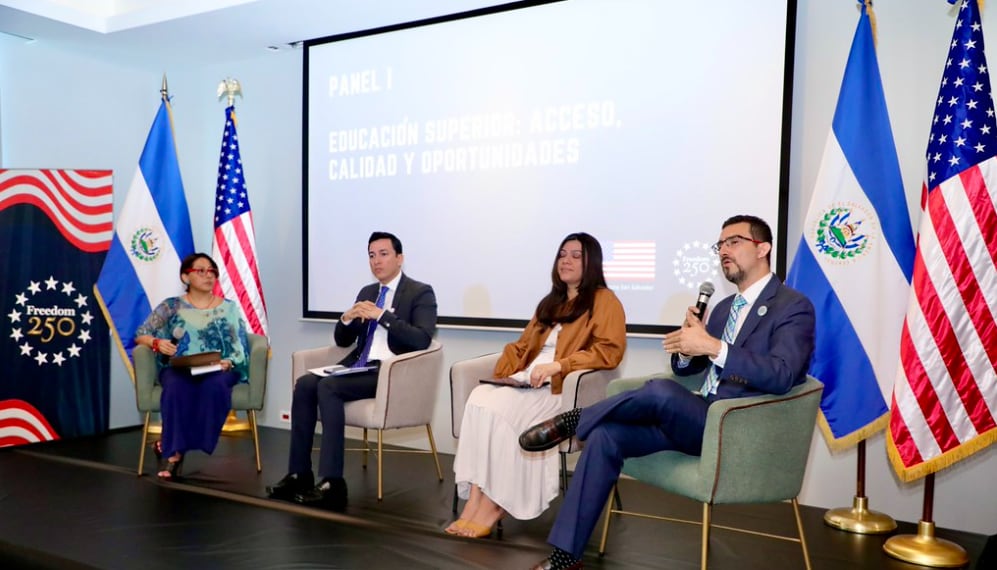 Exbecarios de los programas Fulbright TEA, Hubert H. Humphrey e IVLP expusieron cómo los intercambios en Estados Unidos influyeron en su desarrollo profesional./ (Embajada de Estados Unidos en El Salvador)