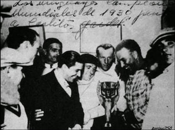 Los uruguayos, campeones mundiales de 1930, junto a Carlitos Gardel. Registro fotográfico del festejo íntimo de la Celeste con "el Zorzal Criollo" tras vencer a la Argentina en la final del primer Mundial
