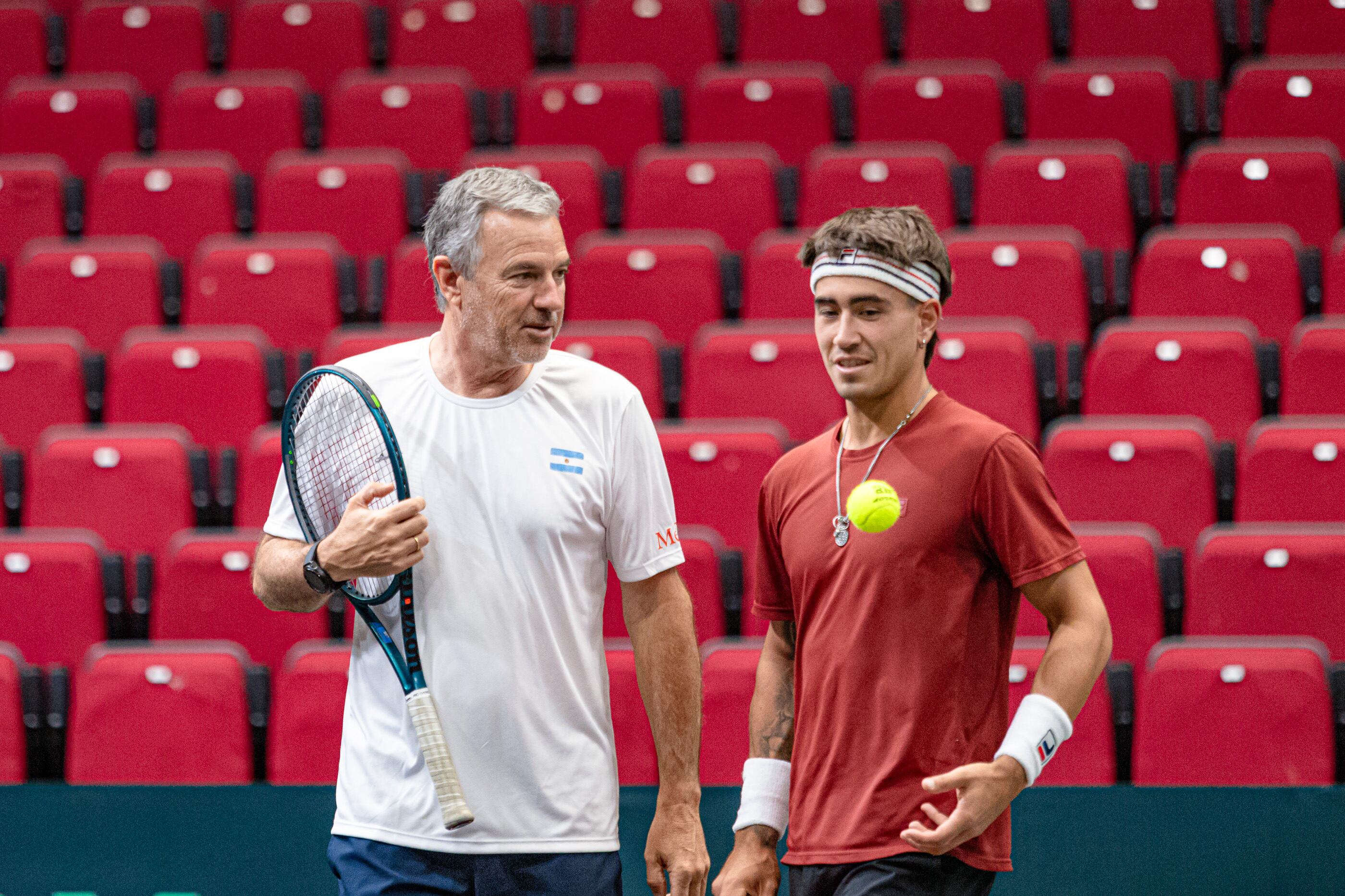 El capitan de la Selección Argentina de Tenis de Copa Davis, Javier Frana, se mostró contento con la buena predisposición del marplatense Francisco Comesaña (Foto: Prensa AAT)