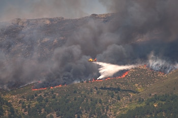 Un hidroavión arroja agua sobre el fuego mientras un incendio forestal avanza cerca de La Adrada, en la provincia de Ávila, España, el viernes 24 de julio de 2026 (AP/Manu Fernandez)
