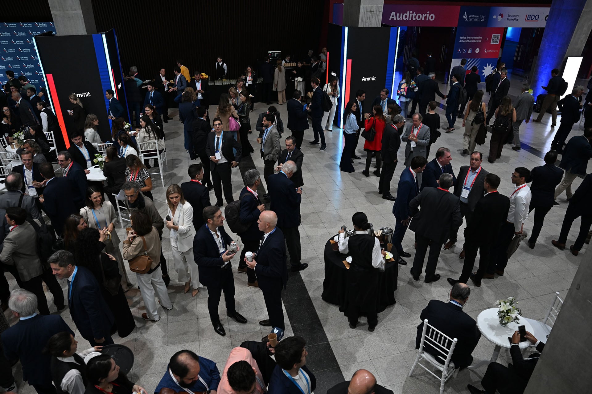 Cientos de asistentes, incluyendo empresarios y ejecutivos, se congregan y participan activamente en un evento de networking durante el AmCham Summit. ( Maximiliano Luna)