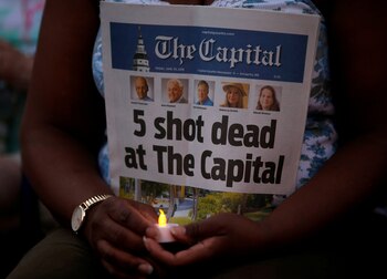 Una mujer sostiene un ejemplar