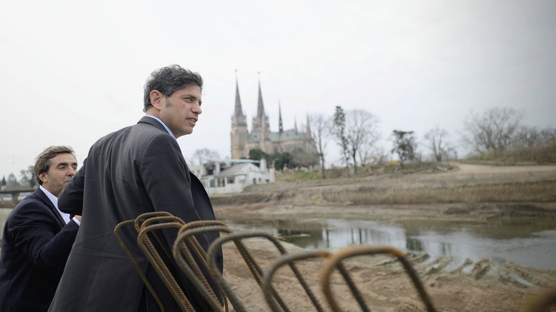 Kicillof junto al intendente de Luján, Leo Botto. De fondo la basílica; uno de los puntos que visitará León XIV en su paso por Argentina