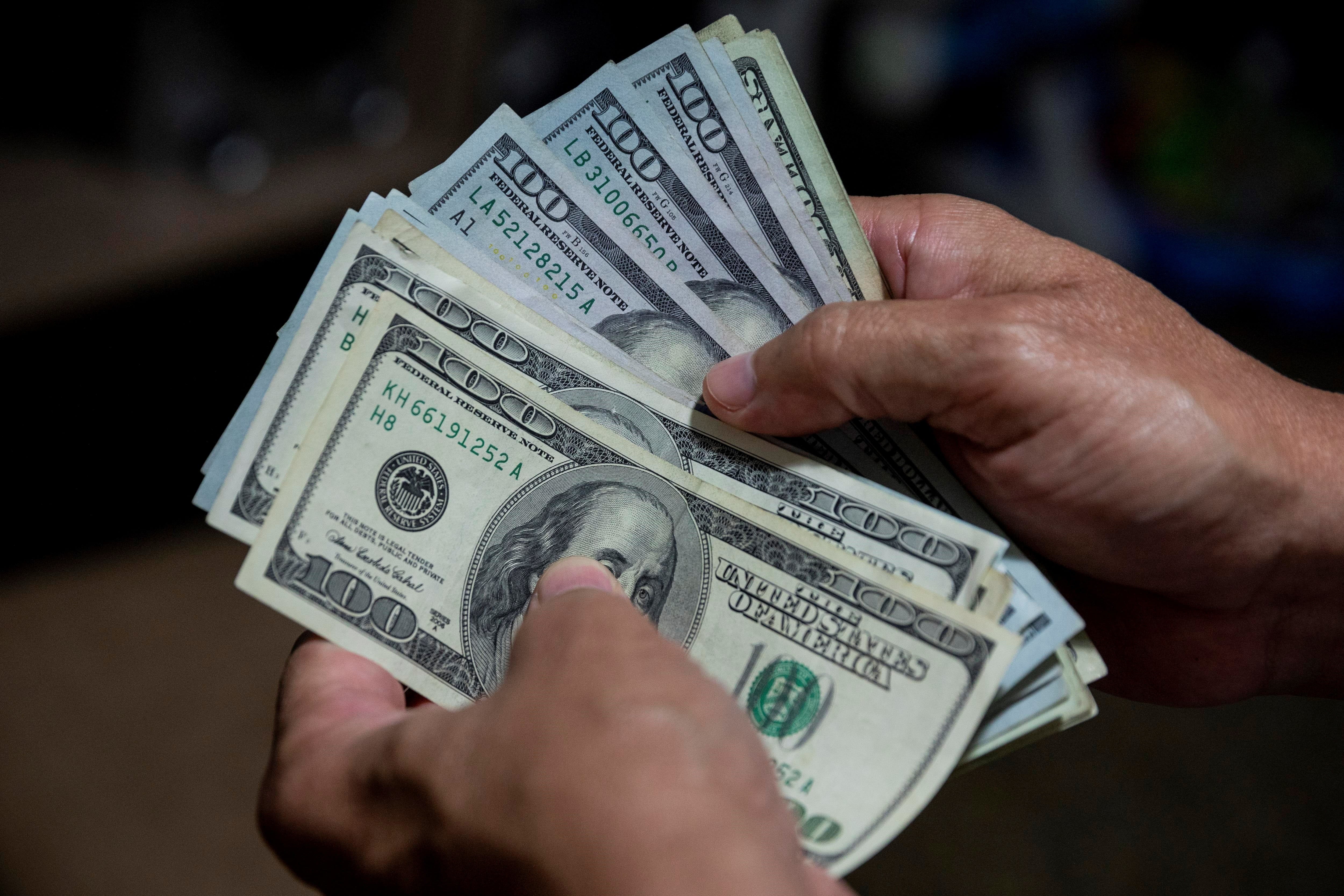 El dólar en Colombia abrió en $3.147,50, por encima de la TRM oficial de $3.140,55, tras el segundo descenso consecutivo de la tasa de cambio - crédito Rayner Peña R/EFE