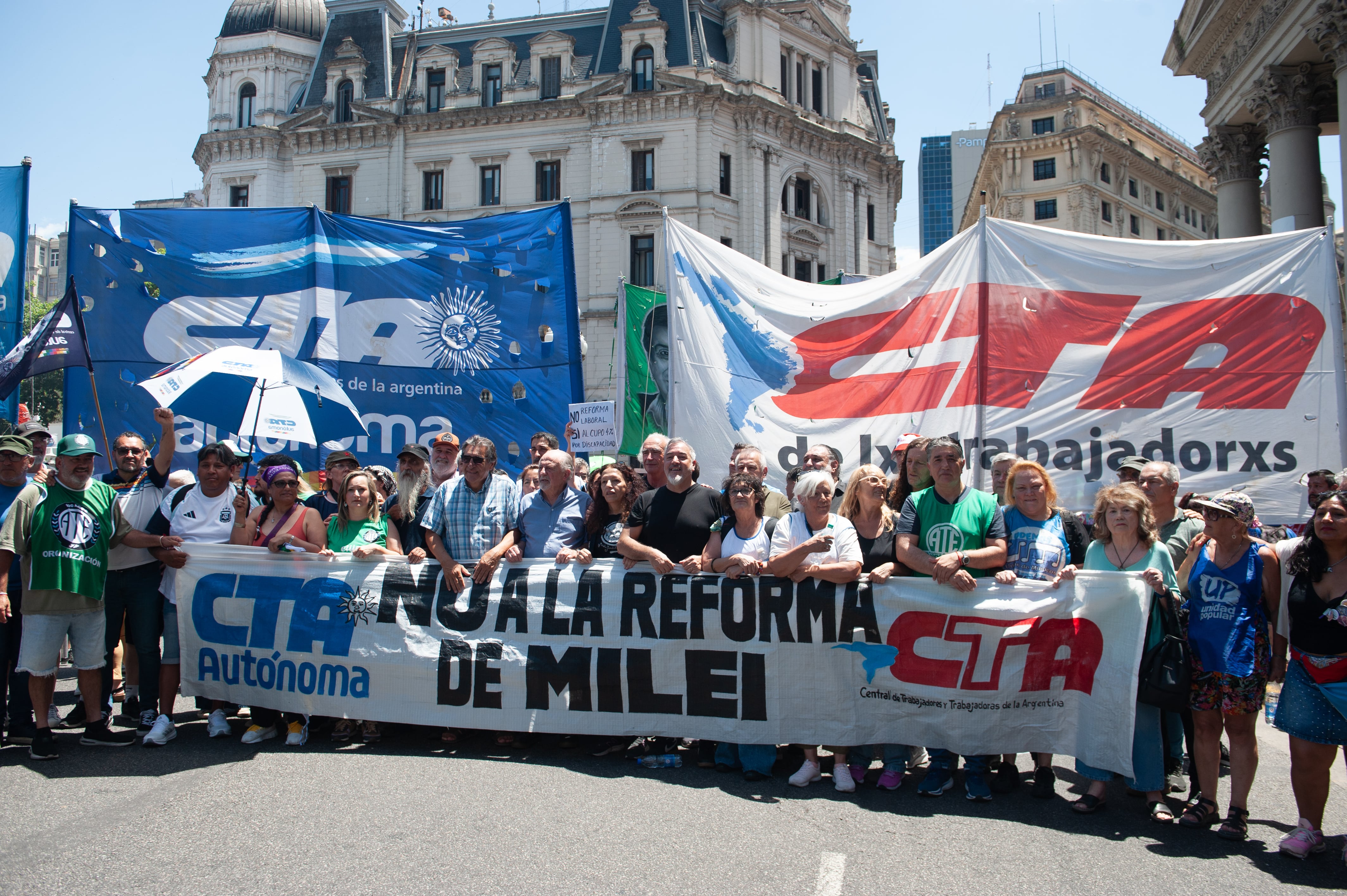 La columna de las dos CTA se dirige a la Plaza de Mayo (Foto: Jaime Olivos)