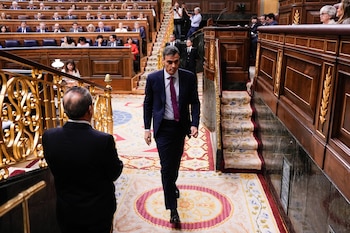 El presidente del Gobierno, Pedro Sánchez abandona el hemiciclo tras su intervención este miércoles en el pleno del Congreso. (EFE/Borja Sanchez-Trillo)