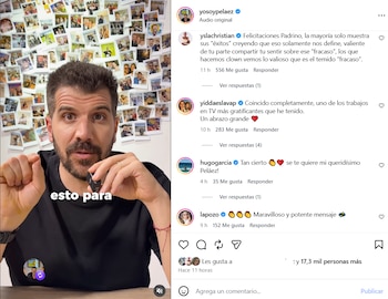 Hombre barbudo con camisa negra frente a una pared llena de fotografías. Sostiene un objeto negro en su mano derecha. Interfaz de redes sociales a la derecha