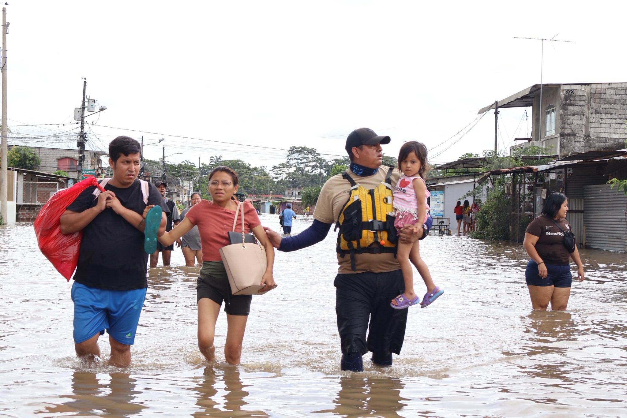 Varias familias han devido evacuar por el fuerte invernal (Bomberos Milagro)