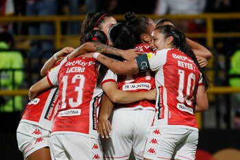 Jugadoras de Santa Fe celebran un gol contra Club Universitario de Deportes durante un partido de la Copa Libertadores Femenina hoy, en el estadio de techo en Bogotá (Colombia) - crédito EFE/ Carlos Ortega