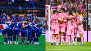 Montaje que presenta a un equipo con uniforme azul reunido en círculo y a otro equipo con uniforme rosa abrazado en la cancha.