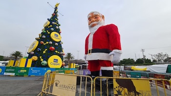 El Santa Claus gigante está