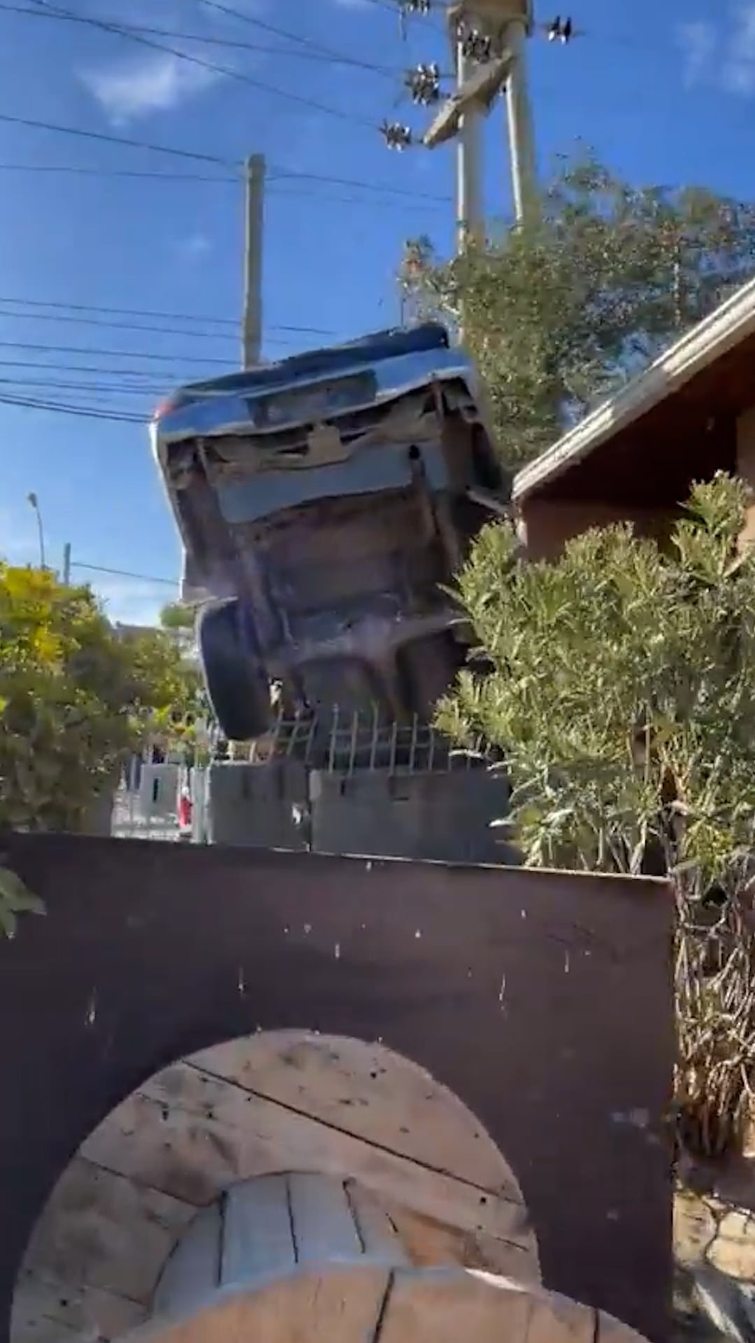 El accidente, según fuentes policiales, se produjo por un despiste sin la participación de terceros y solo se reportaron daños materiales en la vivienda afectada