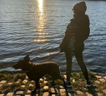 Graciela Alfano y su perro