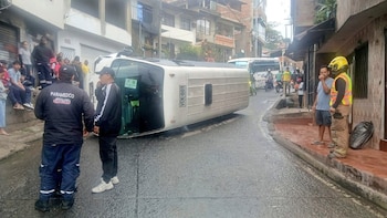 Bus que transportaba a varios menores de edad en Cali se volcó: esto fue lo que pasó