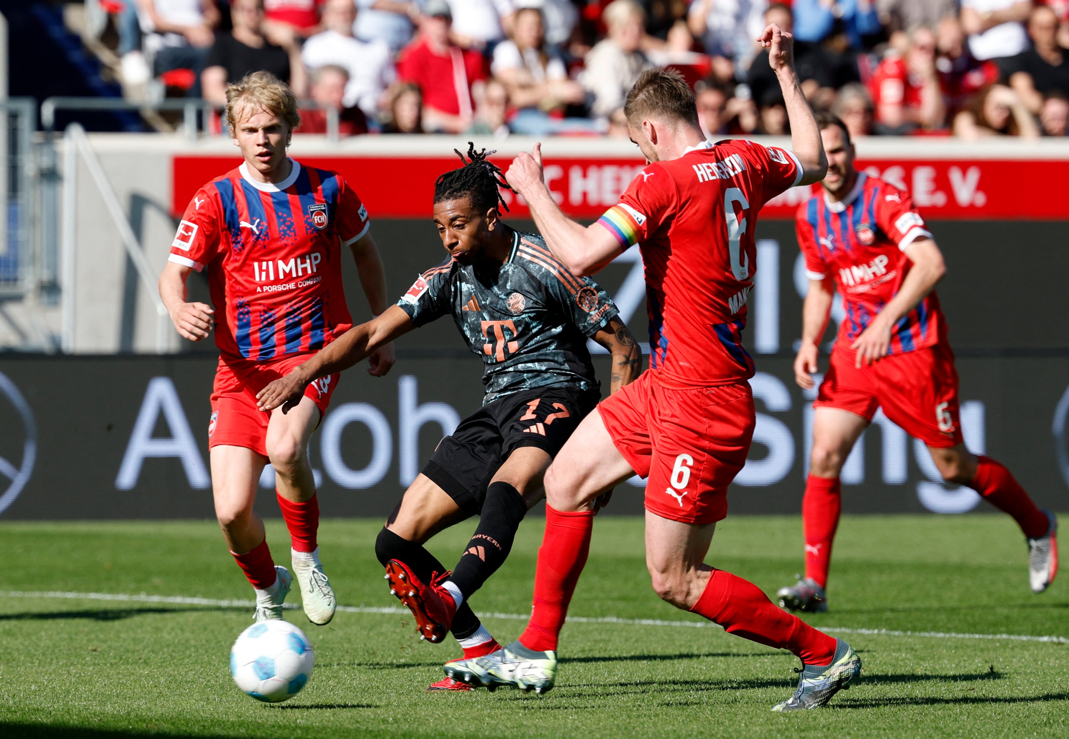 Michael Olise en el último duelo entre estos dos equipos-crédito Heiko Becker/REUTERS