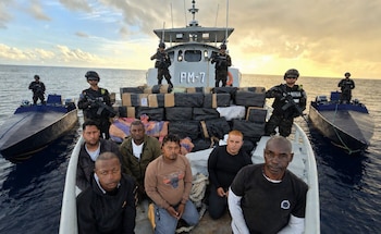 Elementos de la Marina Nacional de El Salvador vigilan una de las embarcaciones interceptadas el 18 de junio de 2026, en la que se incautaron 6.68 toneladas de cocaína a más de 1,100 kilómetros de las costas salvadoreñas (Cortesía: Nayib Bukele).