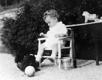 Luego del crimen del pequeño Charles, Lindbergh quedó devastado. La persecución a la que fue sometido por la prensa, la venta de trozos de escalera y de mechones falsos de pelo de su hijo lo asquearon. Acusó a la prensa de irresponsable y a la gente de morbosa, y concluyó que la democracia ejercida de esa manera podía ser “muy peligrosa” (Fbi.gov)