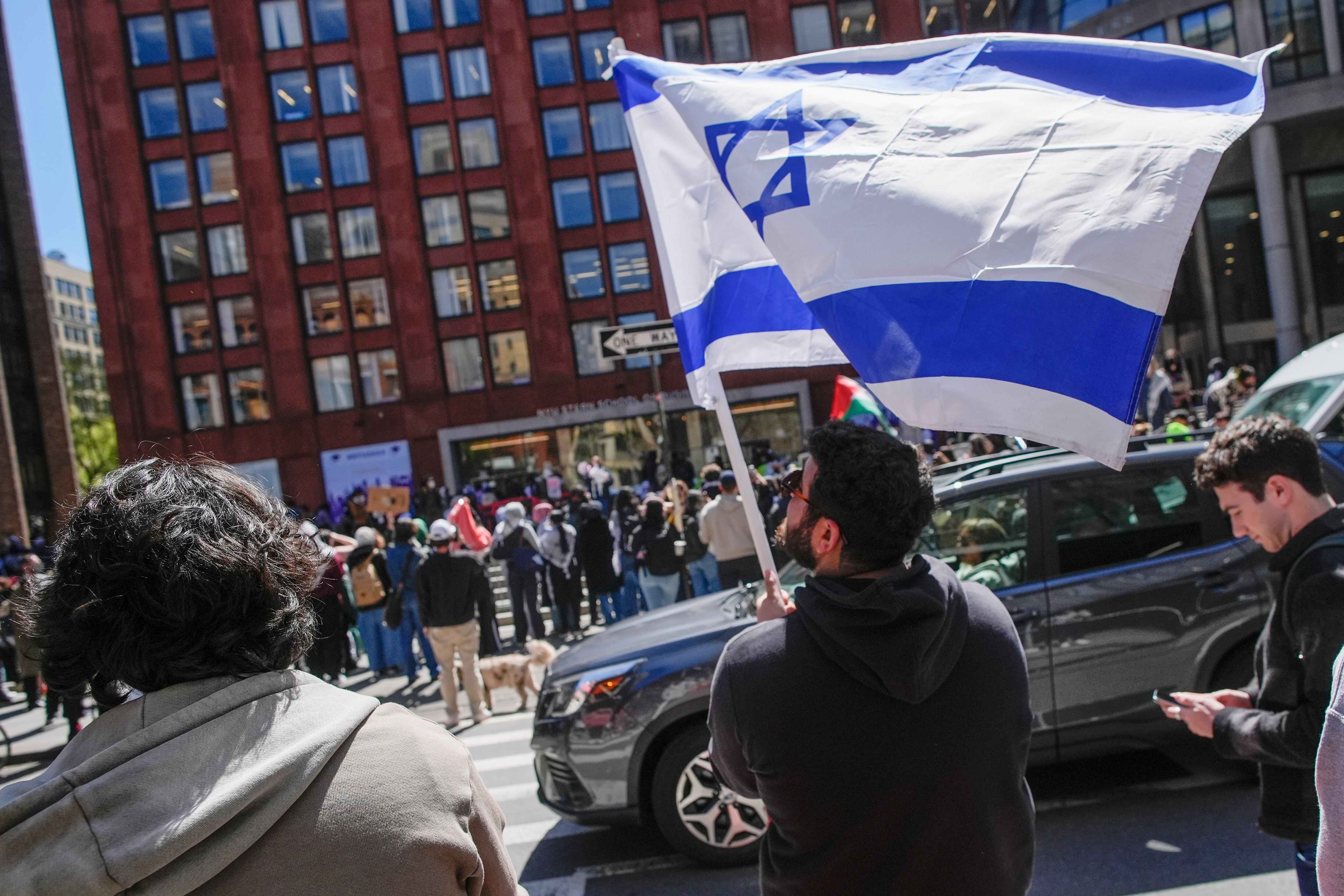 Imagen de archivo de una manifestación a favor de Israel en la New York University el 22 de abril de 2024 (AP foto/Mary Altaffer)