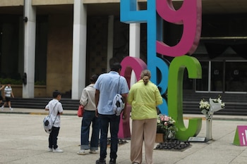Mientras persisten los reclamos sociales, en lugares emblemáticos como la Explanada del Coloso de Santa Úrsula y otros lugares destacados de la capital se ha observado una atmósfera festiva (Zurisaddai González | Infobae México)