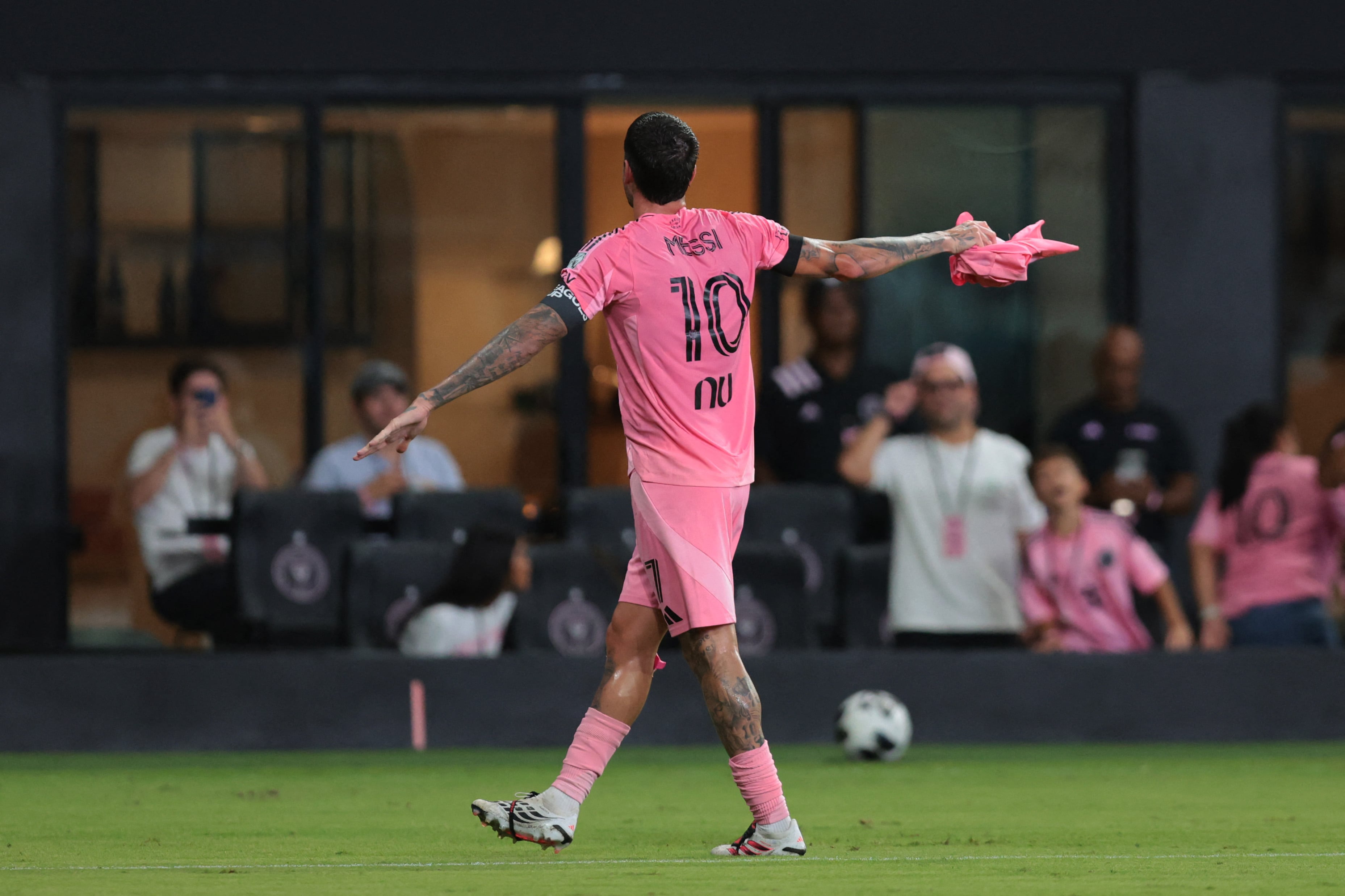 Rodrigo De Paul mostró la camiseta de Lionel Messi que tenía tras convertir (Sam Navarro/Getty Images/AFP)