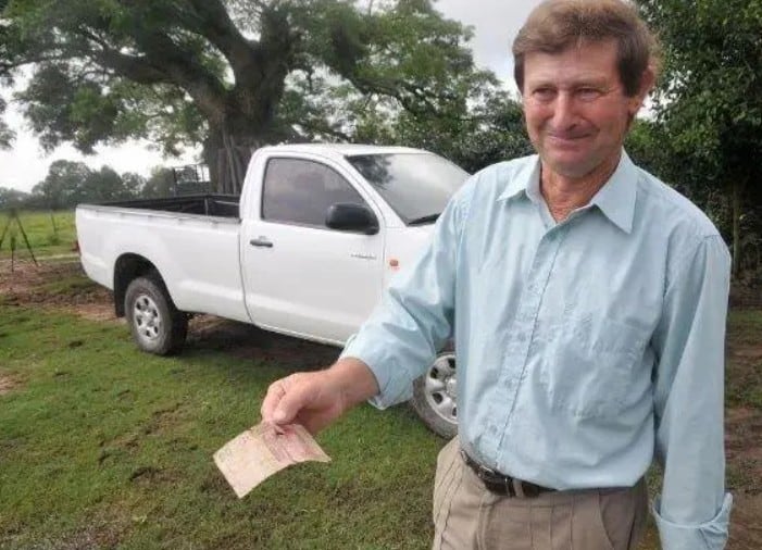 Ferreyra, uno de los rehenes de la triple fuga, con el billete de 20 pesos