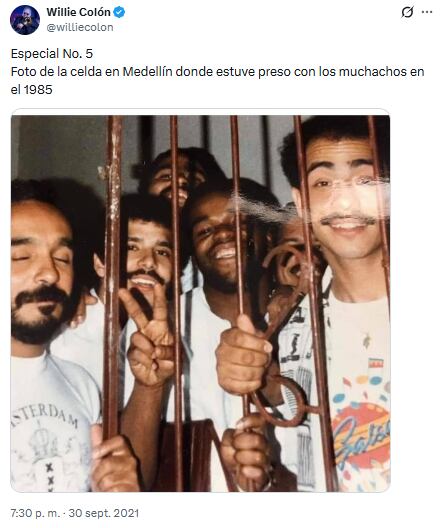 Willie Colón, su representante Juan Toro, el bongocero Ray Colón, el cantante de la orquesta Bobby Román y su atrilero Trigger, posaron para la foto encarcelados en Medellín, en 1985 - crédito @williecolon/X