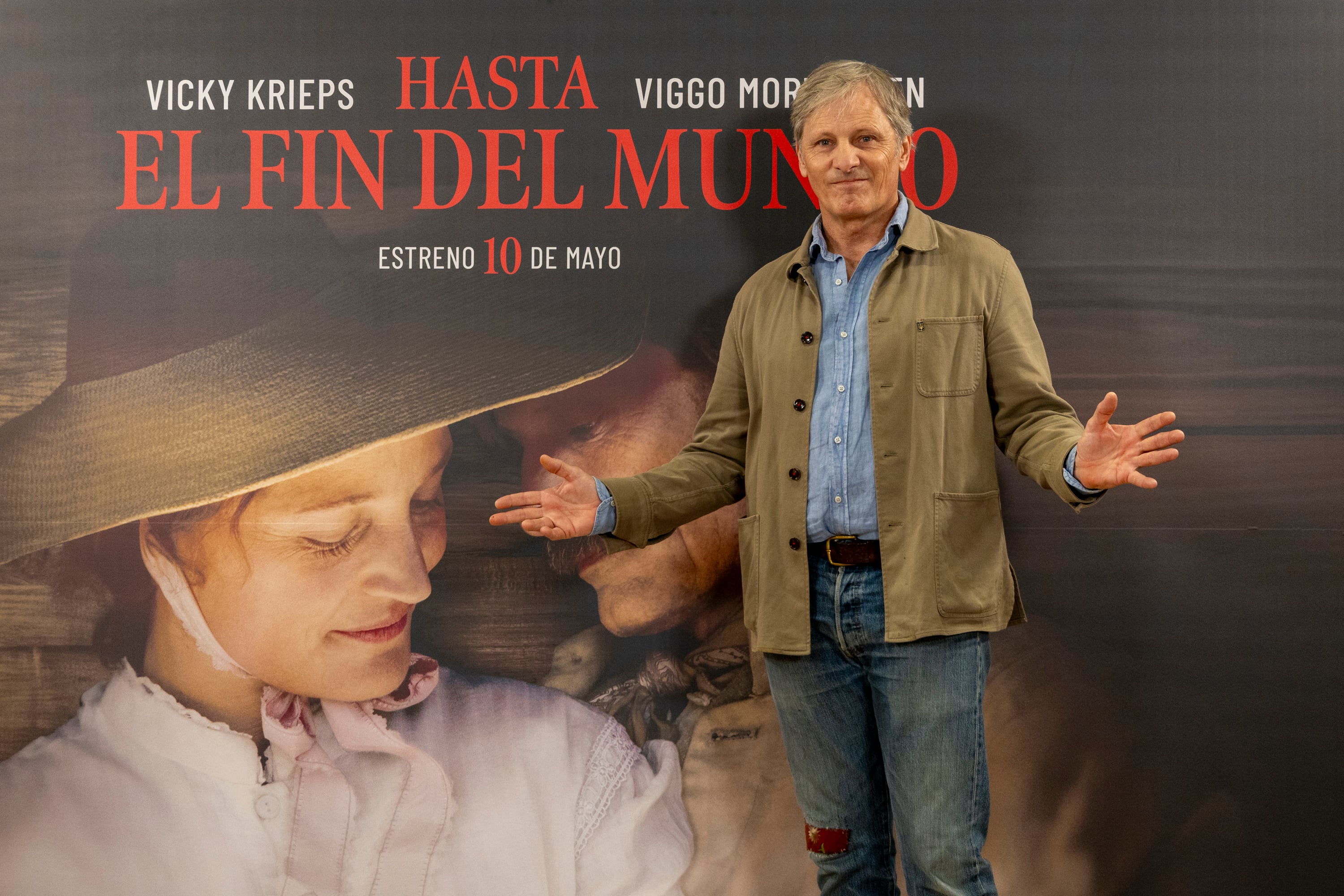 La indumentaria cotidiana del artista incluye camisas a cuadros, pantalones de jean, botas y gorras de colores (HELENA MARGARIT CORTADELLAS)